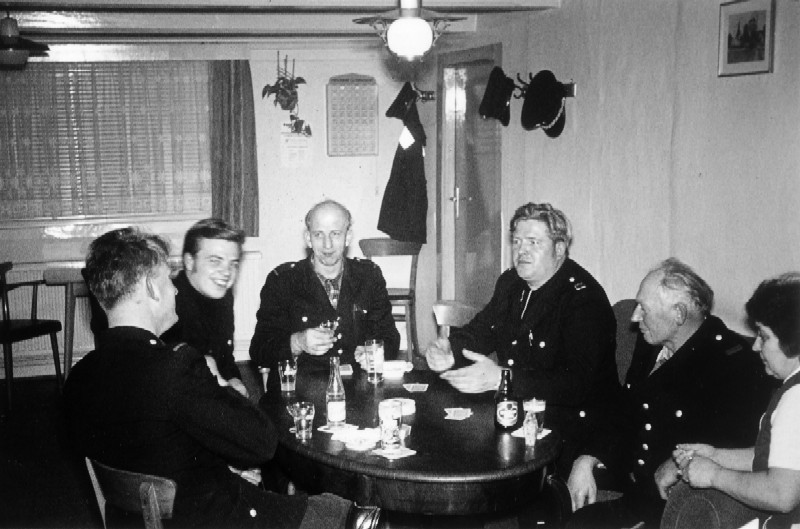 Sitzend in der Gaststube Barnstorf irgendwann in den Siebziger Jahren: Herbert Wörmbke, Walther Meyer, Günter Timman, Gerhard Dabelstein, Siegfried Wulff und Dora Barnstorf (von links).