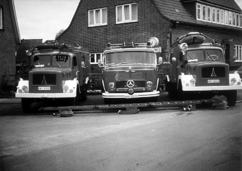 Der Fahrzeugpark der FF Curslack Mitte der 70er Jahre: LF 16TS, LF16 VTS, TLF 16 (von links).