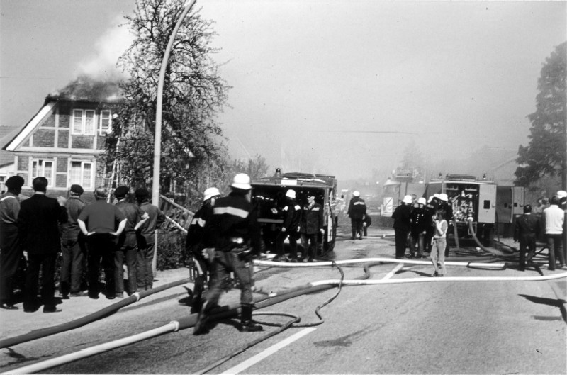 1974: Brennt Reetdach am Curslacker Heerweg.