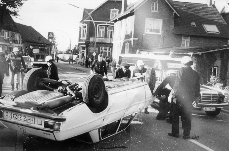 1975: Auf den Kopf gestellt - Verkehrsunfall auf dem Curslacker Heerweg.