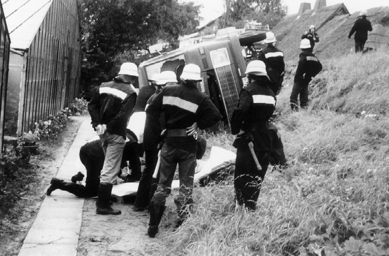 1978: Verkehrsunfall am Kurfürstendeich - Die FF Curslack befreit den Fahrer des Fahrzeugs und versorgt anschließend den Verunglückten.