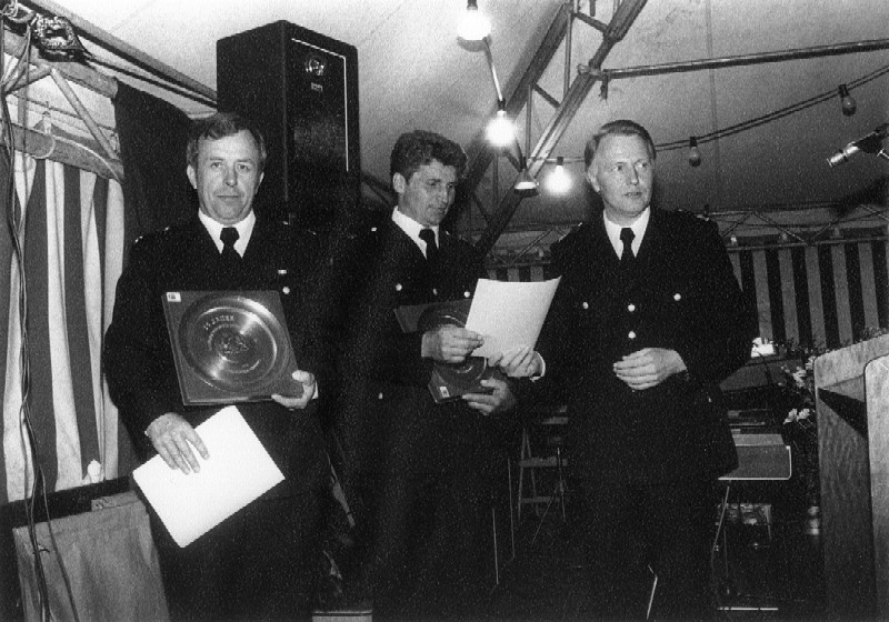 1978: Oberbranddirektor Manfred Gebhardt (rechts) übergibt die Jubiläumsurkunden an die Wehrführer Hermann Harden (links) und Jürgen Stahlbuhk (Mitte).