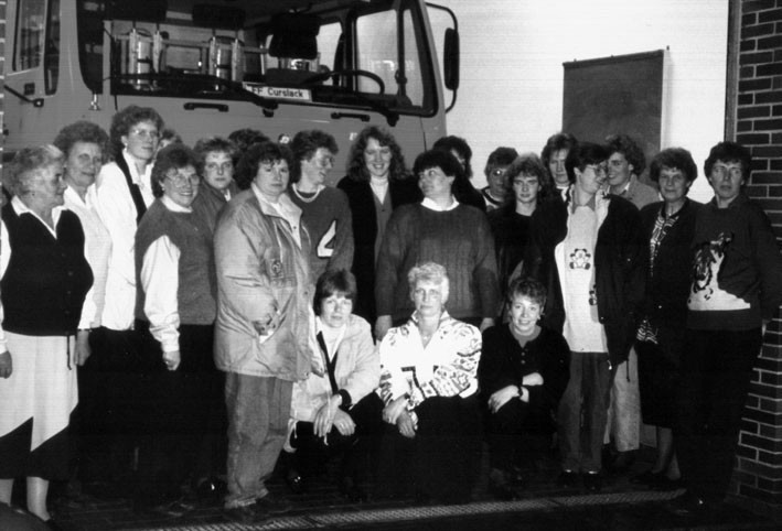 1992 Damenabend bei der FF Curslack - Aufstellung vor dem Fahrzeug.