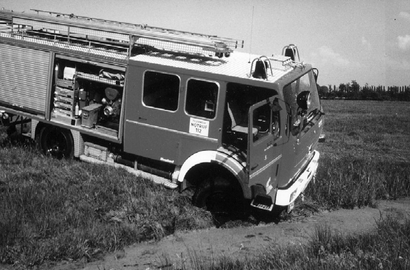 1981: Einsatzmeldung für die FF Curslack: "Pferd im Graben" - Die Rettung erfolgte unter Aufbietung schwersten Gerätes. Wer den Schaden hat...