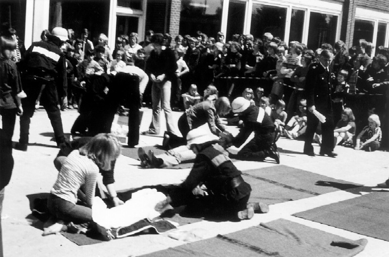1978: Im Rahmen einer Übung versorgten Schüler und Feuerwehr gemeinsam "verletzte Personen".