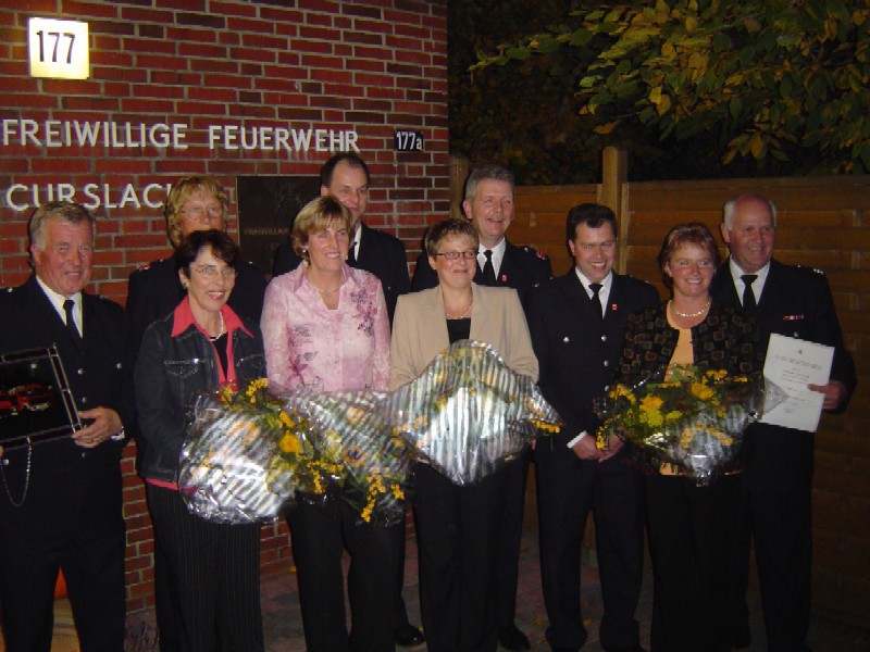 Die Jubilare mit ihren Ehefrauen, Wehrführer Werner Meyer und Bereichsführer-Vertreter Heino Goes
