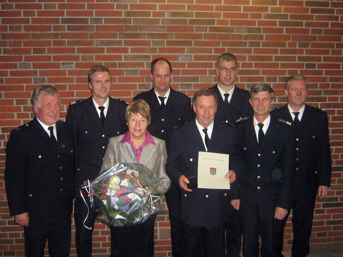 40 Jahre Freiwillige Feuerwehr - Prädikat besonders & wertvoll: Jubilar Heino Peters an der Seite von LBF Hermann Jonas