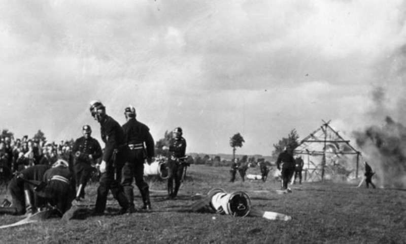 Übung der FF Curslack im Rahmen der Feuerwehrwoche 1934 auf der Weide von Conrad Wulff.